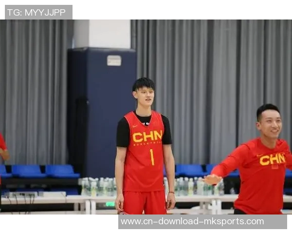 曾凡博突破遭遇压力险些失误及时回传队友化解危机